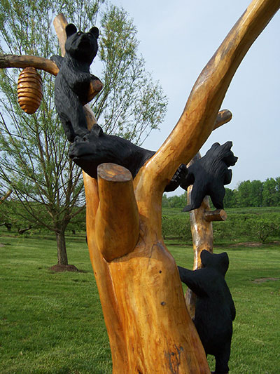 Picture of bears and bee nest tree carving at Anderson Orchard in Mooresville, Indiana